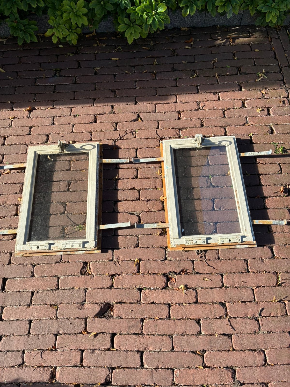 2 oude ijzeren klapramen, Ophalen, Gevelraam of Ruit, Gebruikt, Minder dan 80 cm