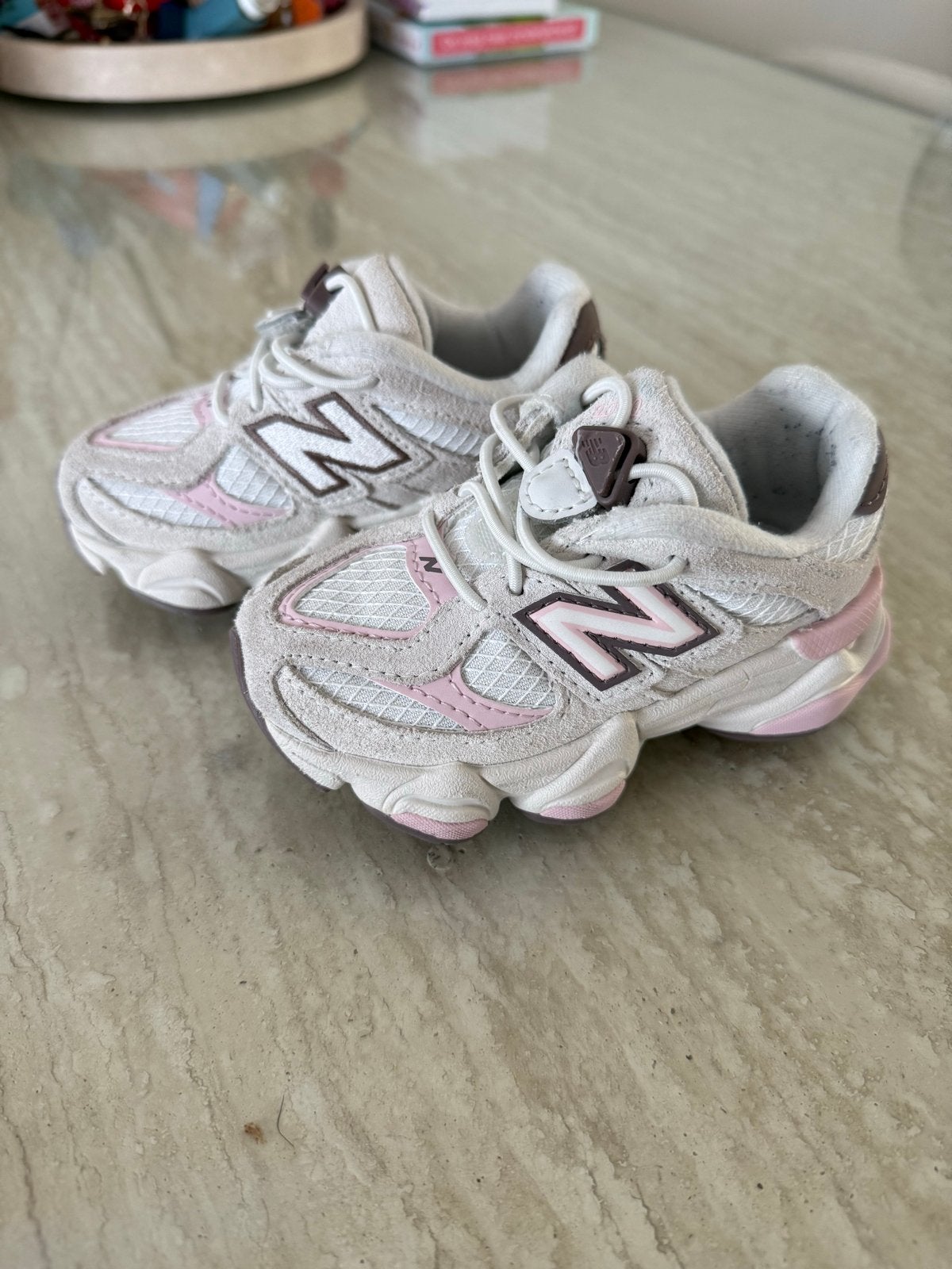 New Balance 9060 sneakers voor kids - Maat 22.5, Ophalen, Zo goed als nieuw, Meisje, Schoentjes