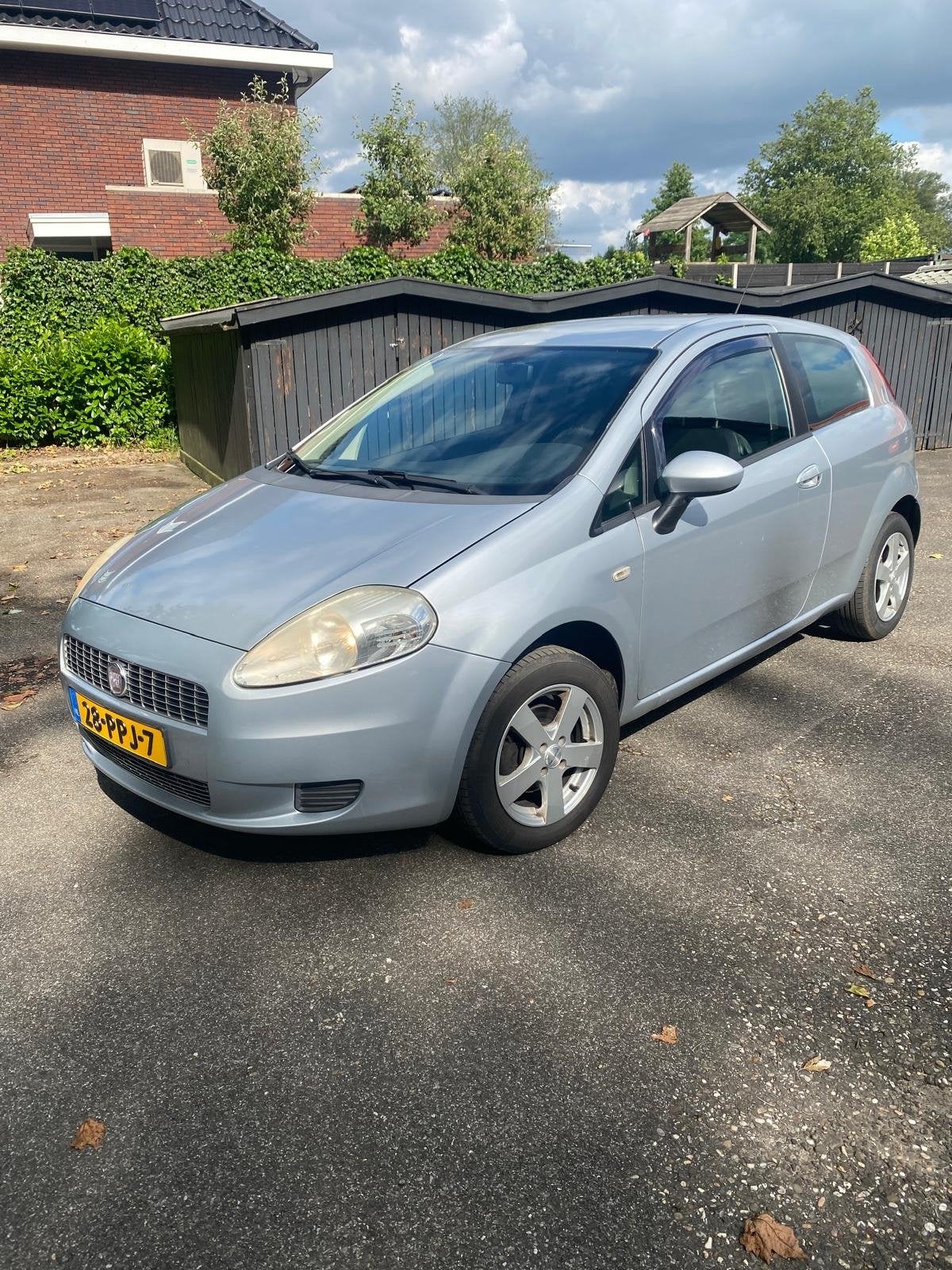 Fiat Grande Punto 1.4 3DR 2011 Grijs, Voorwielaandrijving, Stof, 40 €/maand, 4 cilinders
