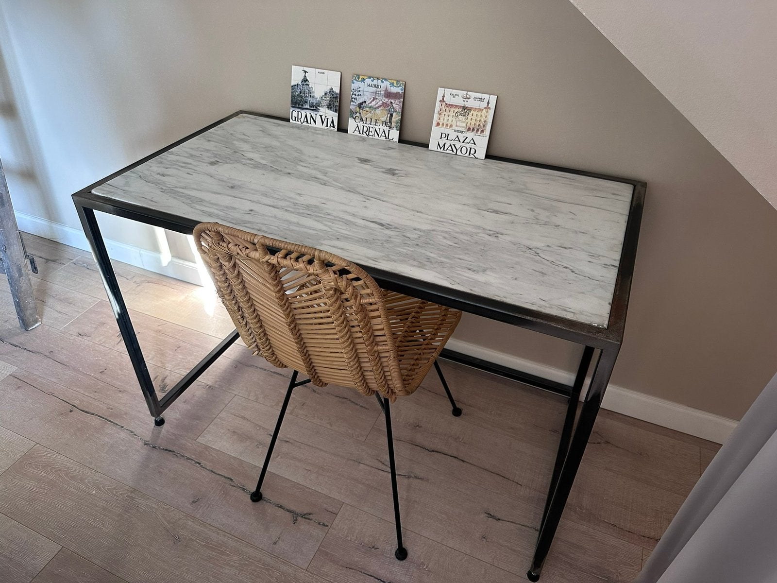 Stijlvol stalen bureau met echt wit marmeren blad 114,5x61cm, Huis en Inrichting, Ophalen, 114 cm, Metaal, Zo goed als nieuw