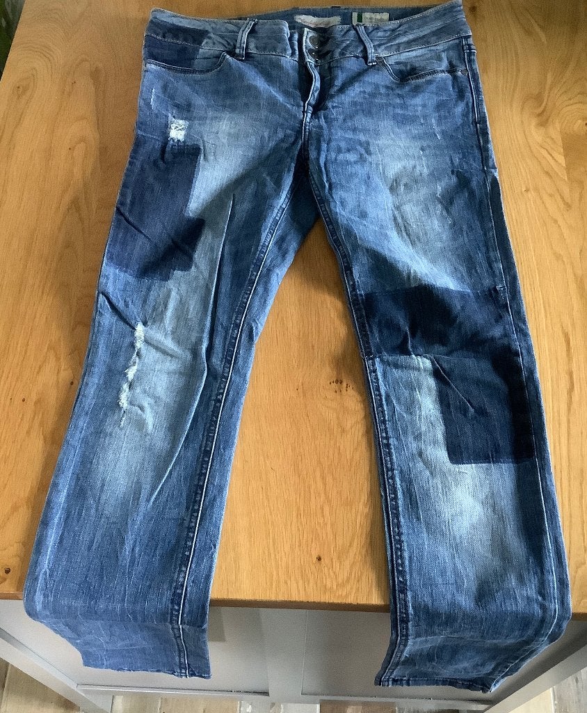 Spijkerbroek met scratchen en donkere stukken jeans ertussen, Ophalen of Verzenden, Zo goed als nieuw, Blauw, W30 - W32 (confectie 38/40)