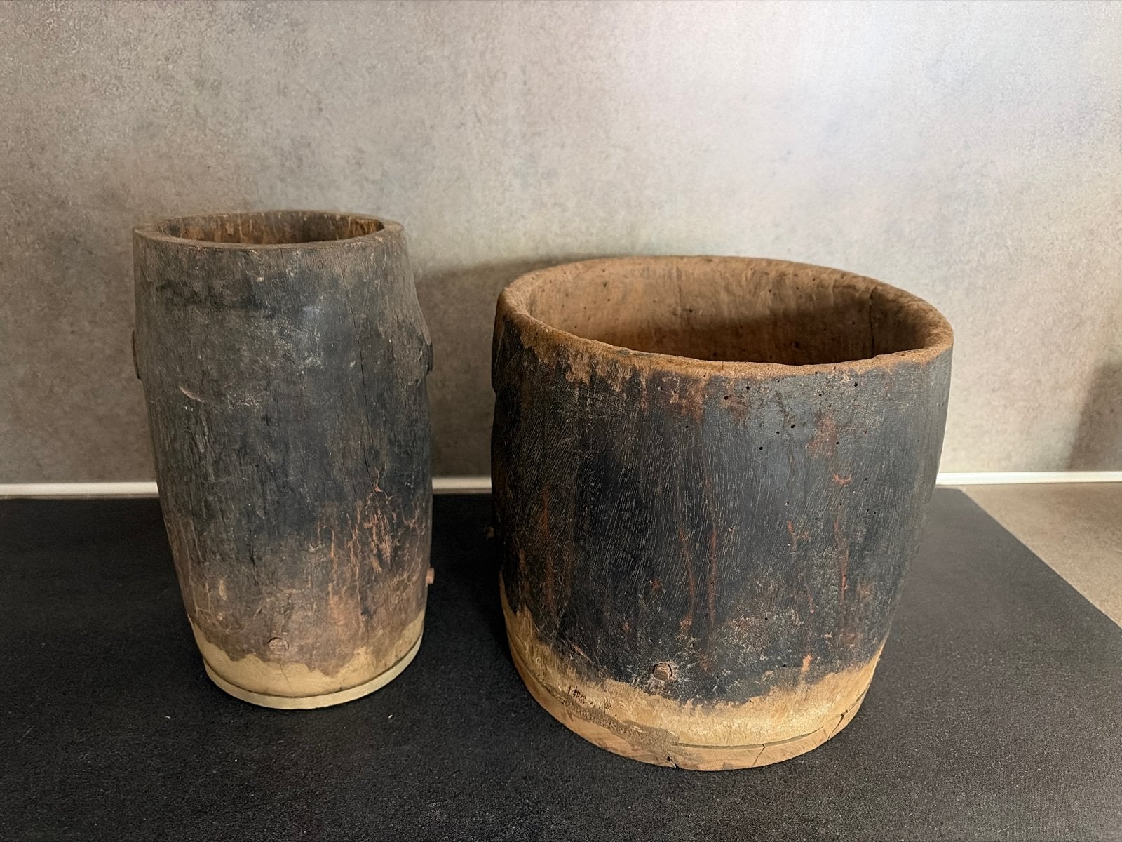 Set van 2 oude Nepalese houten potten, Ophalen of Verzenden, Zo goed als nieuw, Bruin, Hout