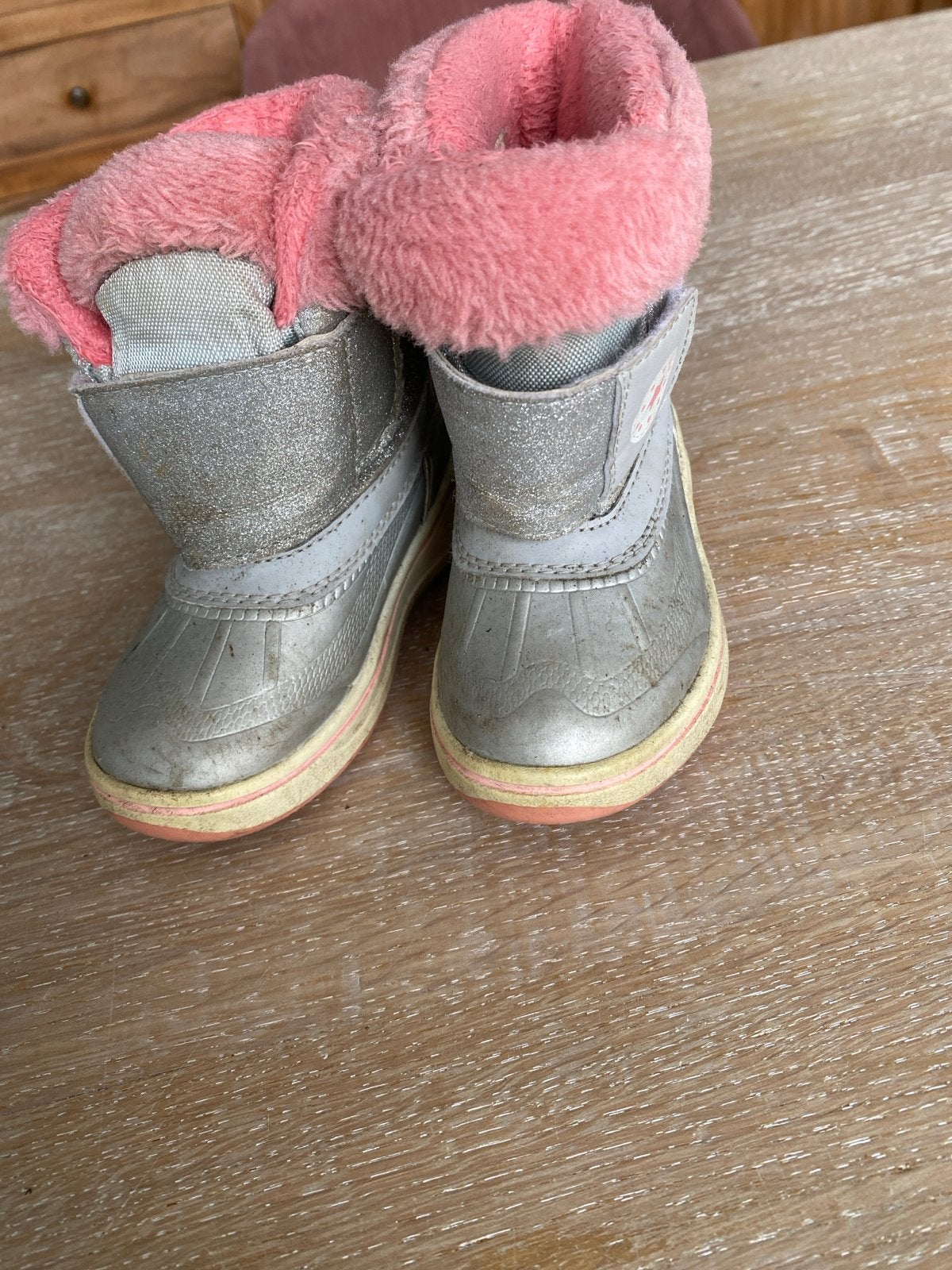 Warme zilveren kinderlaarzen met roze voering, Ophalen of Verzenden, Gebruikt, Meisje, Laarzen