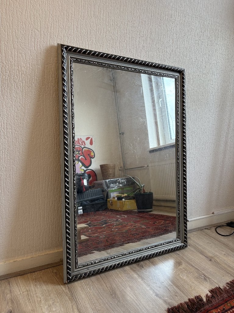 Vintage mirror - Vintage spiegel – sierlijke zilveren lijst, Huis en Inrichting, Woonaccessoires | Spiegels, Ophalen, Gebruikt