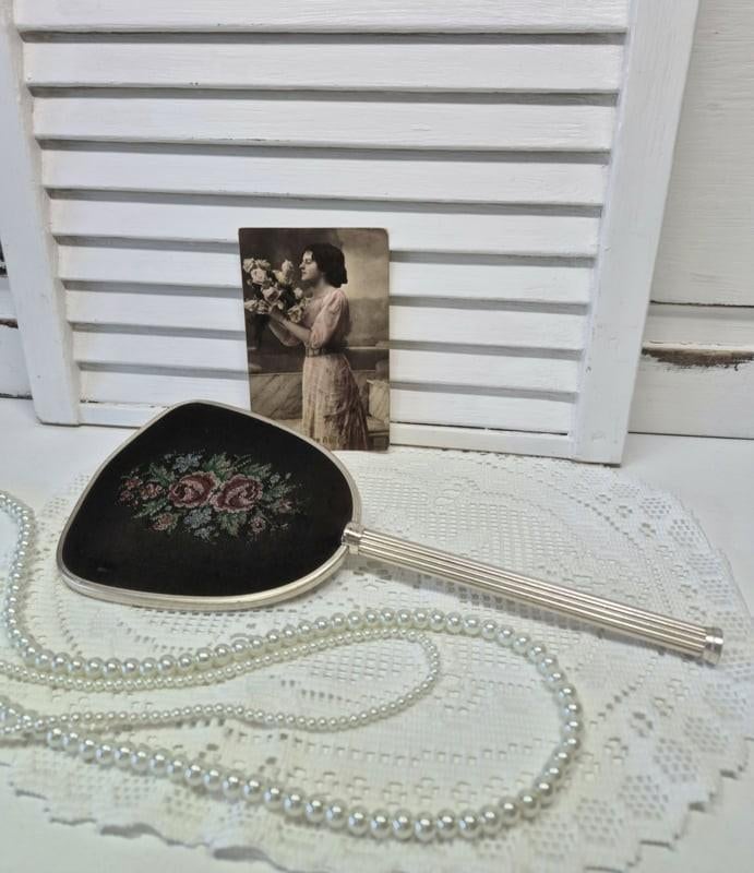 Vintage handspiegel met Petit point borduurwerk, Antiek en Kunst, Curiosa en Brocante, Ophalen of Verzenden