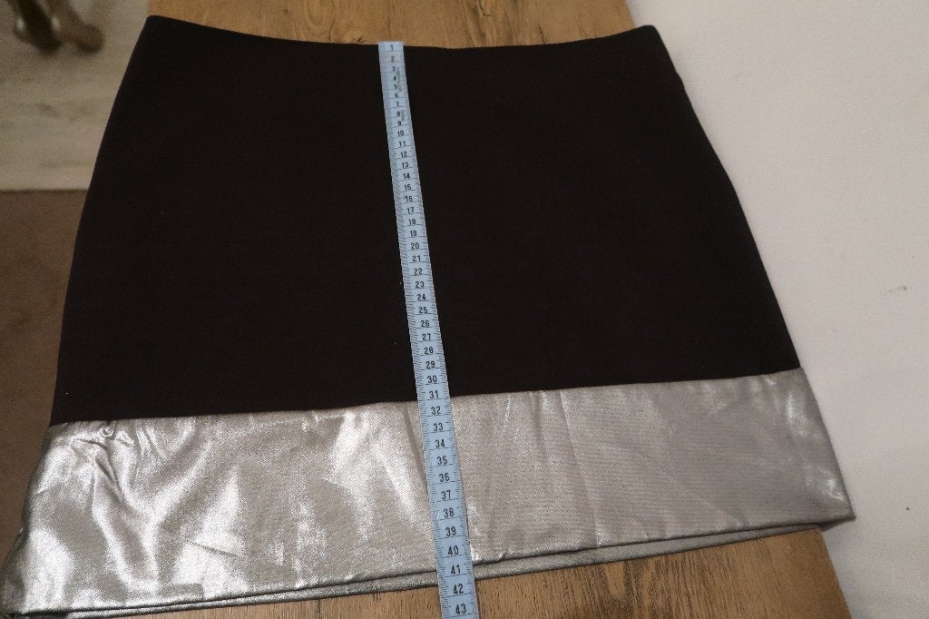 Amisu mooie rok zwart met zilverkleur onderkant 42, Zwart, Maat 42/44 (L), Ophalen of Verzenden, Zo goed als nieuw