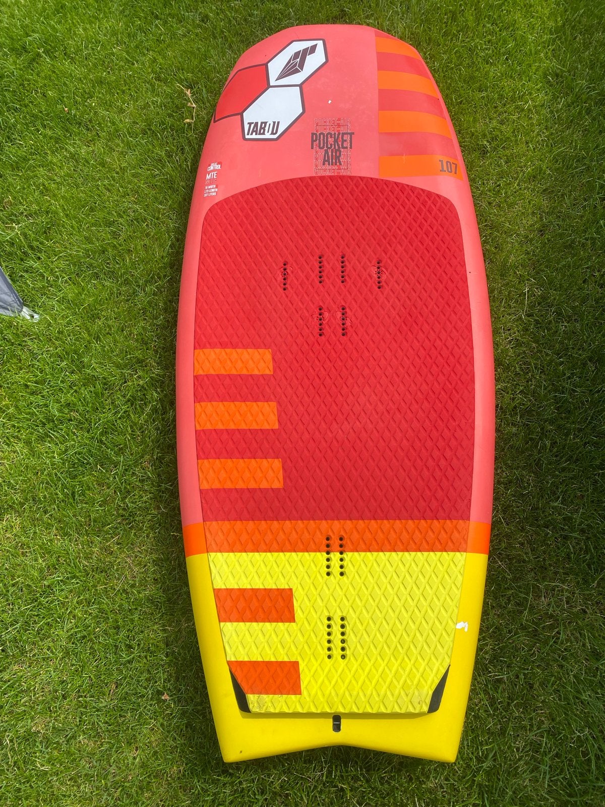 Tabou Pocket Air 107L wingfoilboard, Watersport en Boten, Ophalen, Gebruikt, Tabou, Minder dan 250 cm