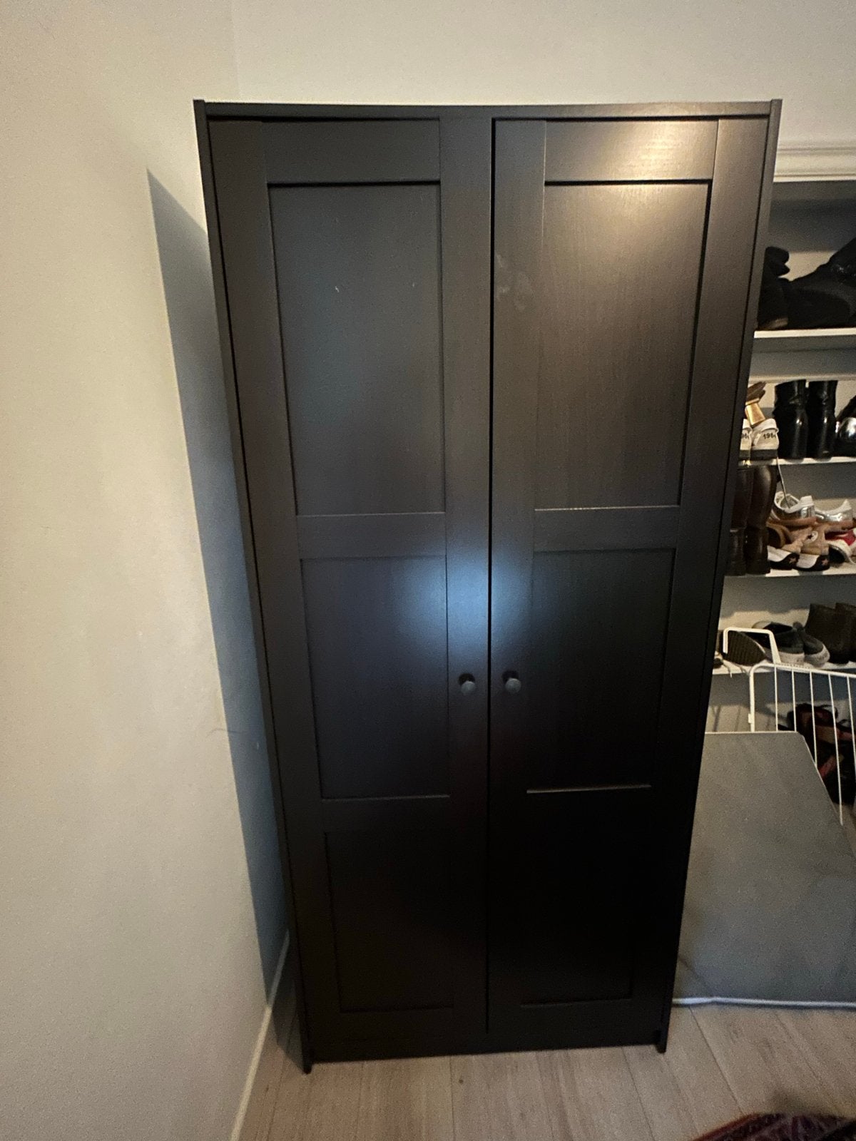 Donker bruine ikea kledingkast met hangruimte, Huis en Inrichting, Kasten | Kledingkasten, Ophalen, Gebruikt, 50 tot 100 cm, 150 tot 200 cm