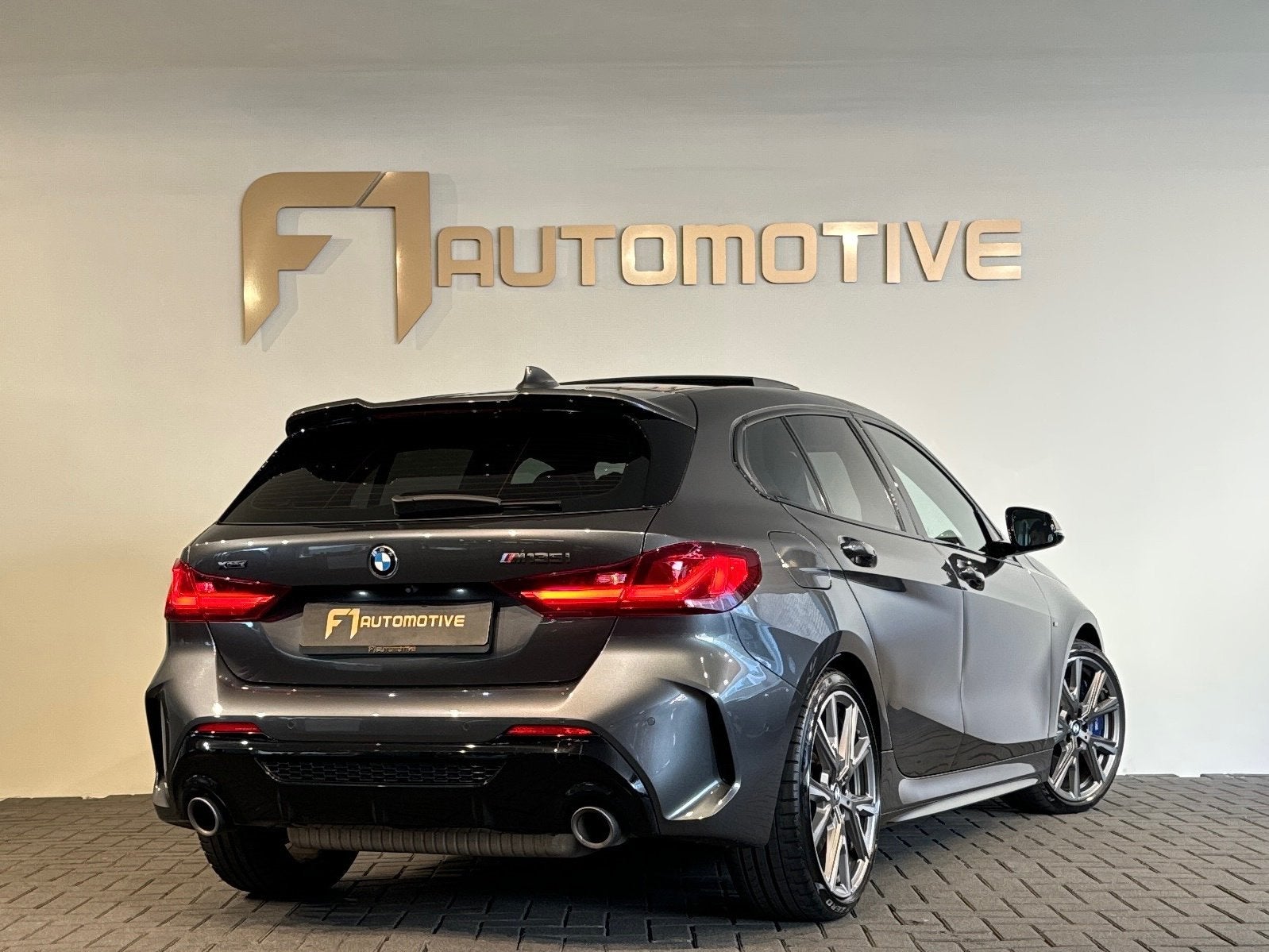BMW 1-serie M135i xDrive High Executive Edition Pano|HuD|H/K, Auto's, BMW, Gebruikt, 4 cilinders, Bedrijf, Vierwielaandrijving
