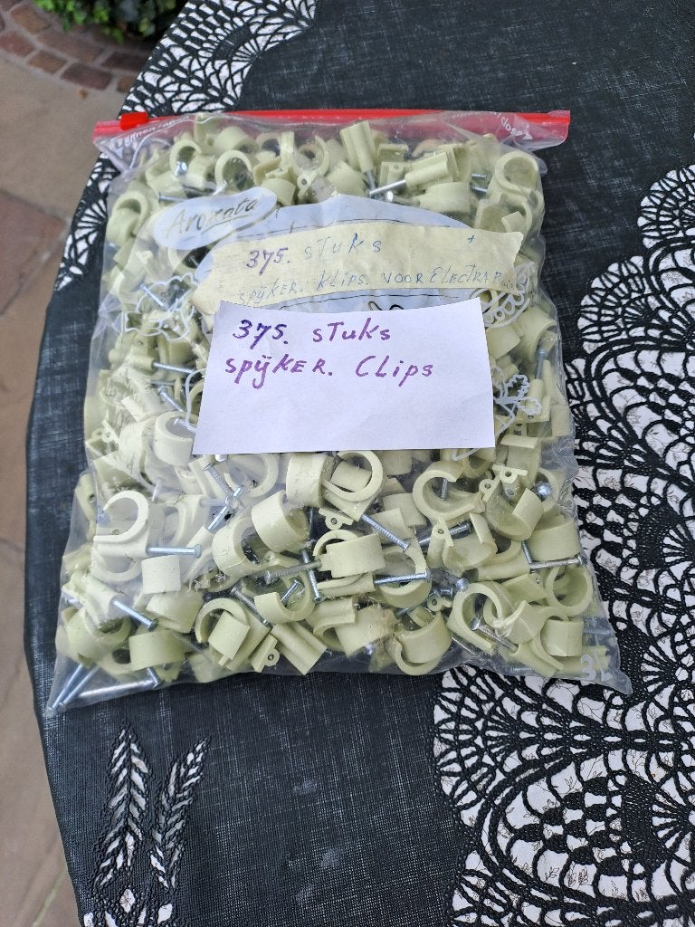 te koop 375 spijker clips  en rest partij pijp  beugels, Ophalen of Verzenden, Nieuw, Overige typen