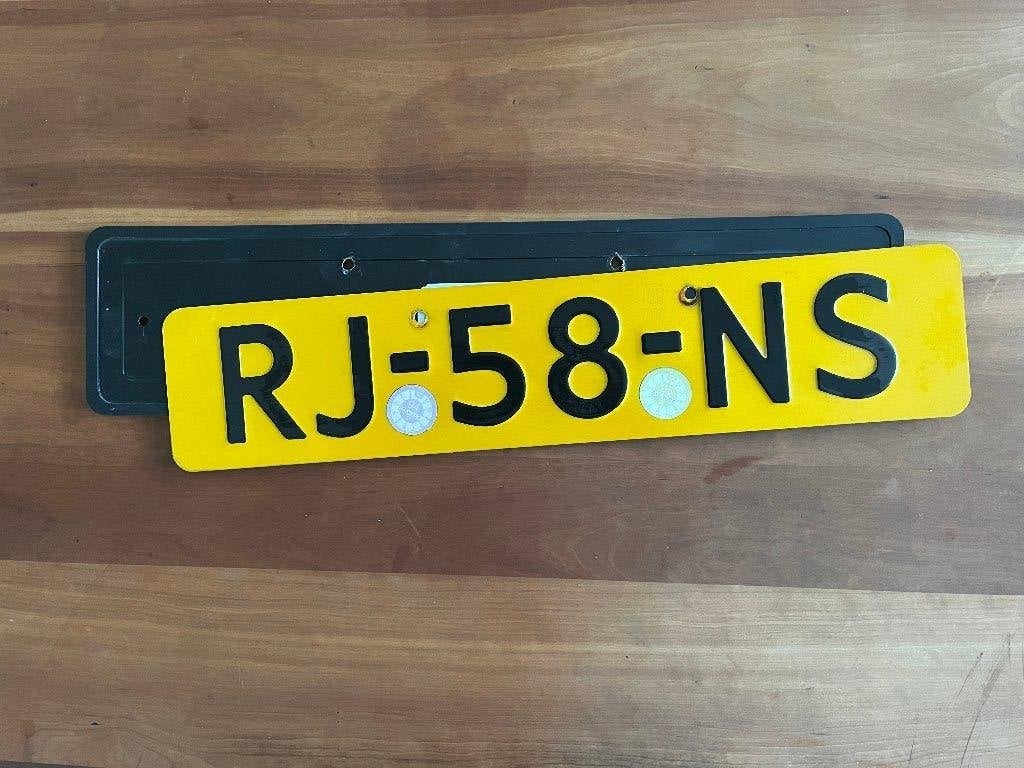 Nederlandse kentekenplaat met metalen houder, Ophalen of Verzenden, Gebruikt, Suzuki