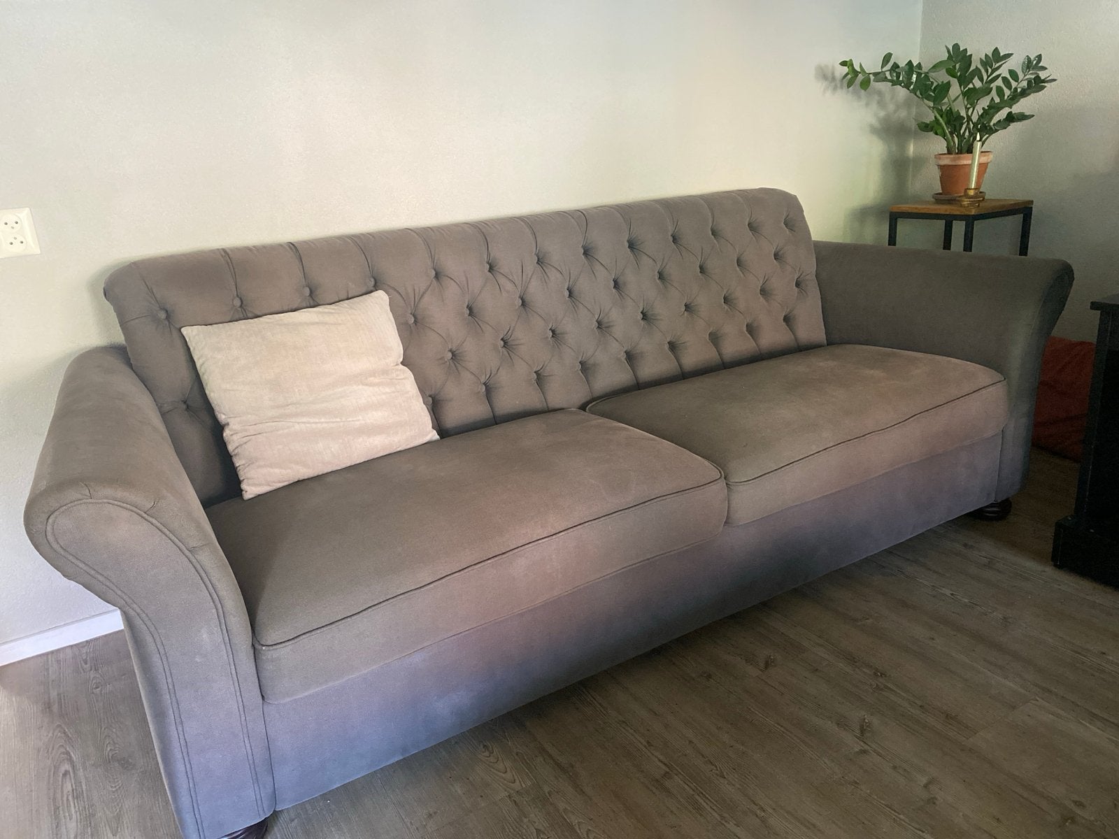 Stijlvolle Grijze Bank met Chesterfield Details, Huis en Inrichting, Banken | Bankstellen, Ophalen, Gebruikt, 75 tot 100 cm, Landelijk