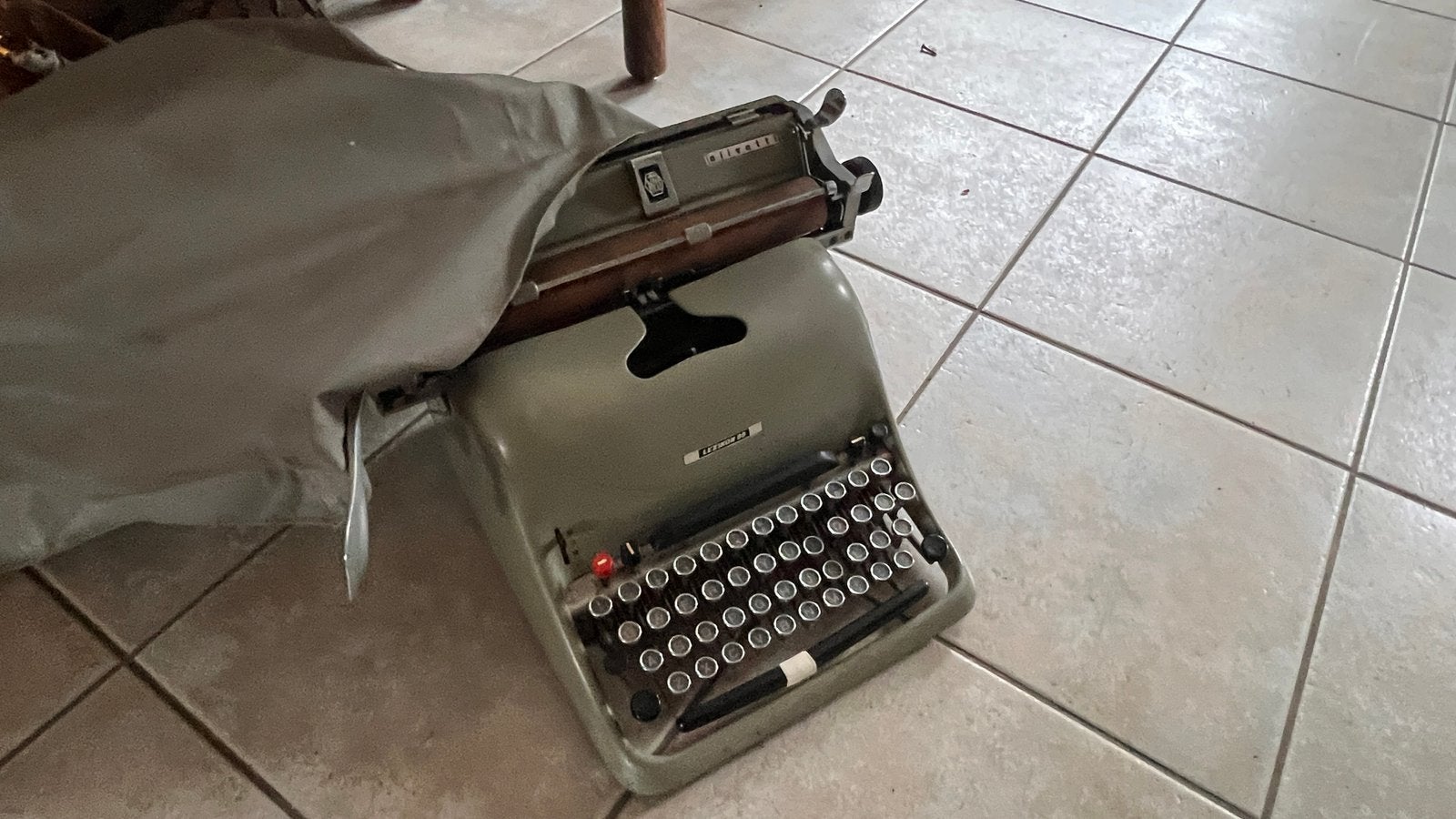 Antiek typemachine Olivetti, Ophalen, Gebruikt