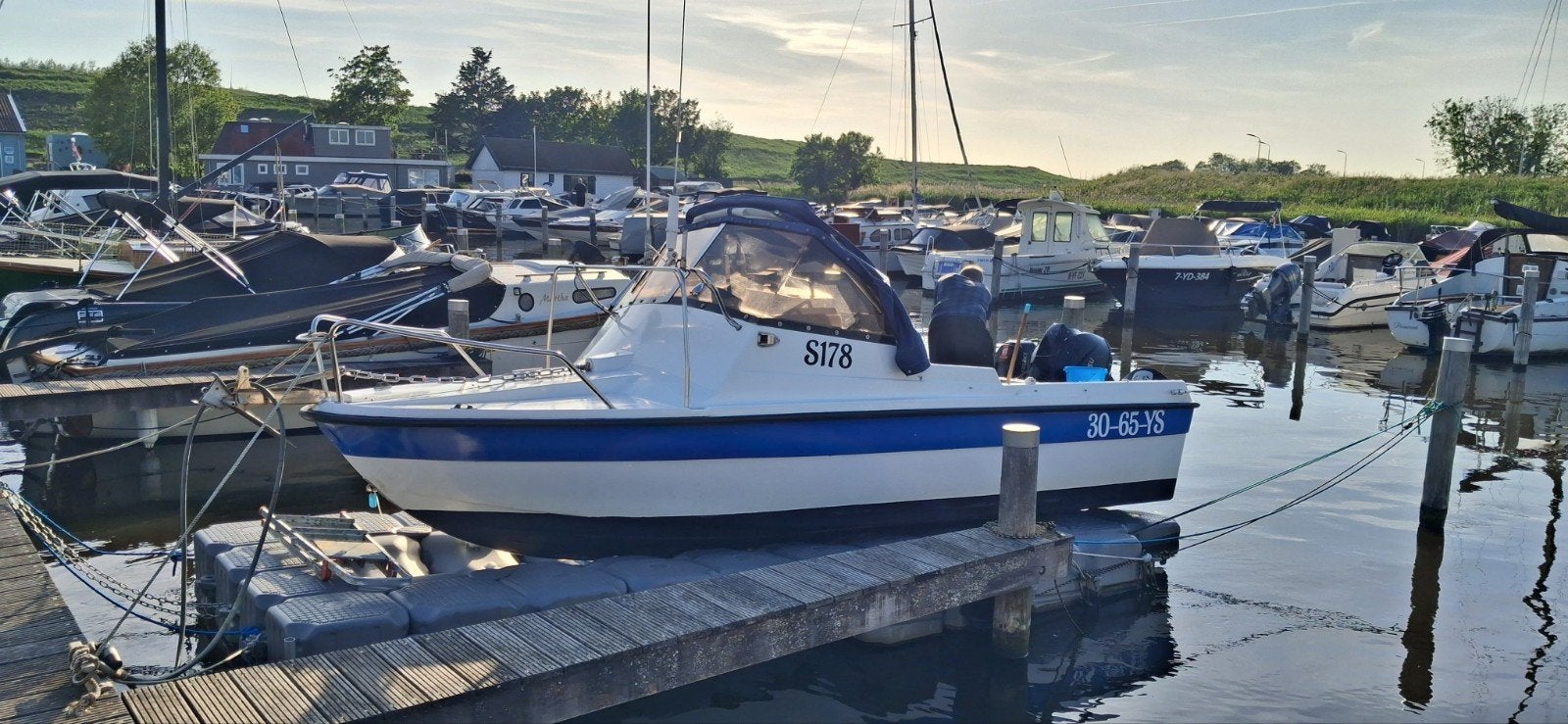 Orka 535 zeewaardige vis-toerboot, Drie personen of meer