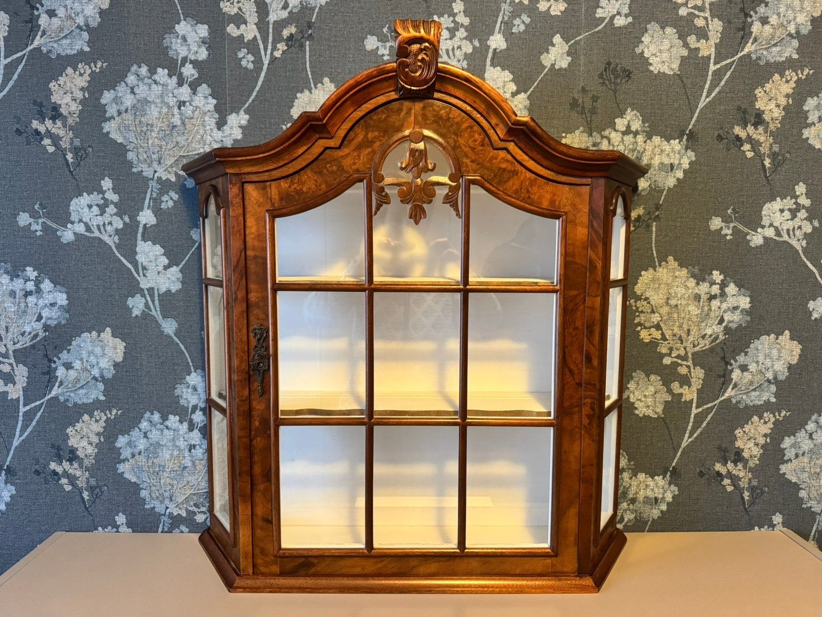 Vintage vitrine kastje wortelnoten hout, Huis en Inrichting, Ophalen, Overige houtsoorten, 50 tot 100 cm, Zo goed als nieuw