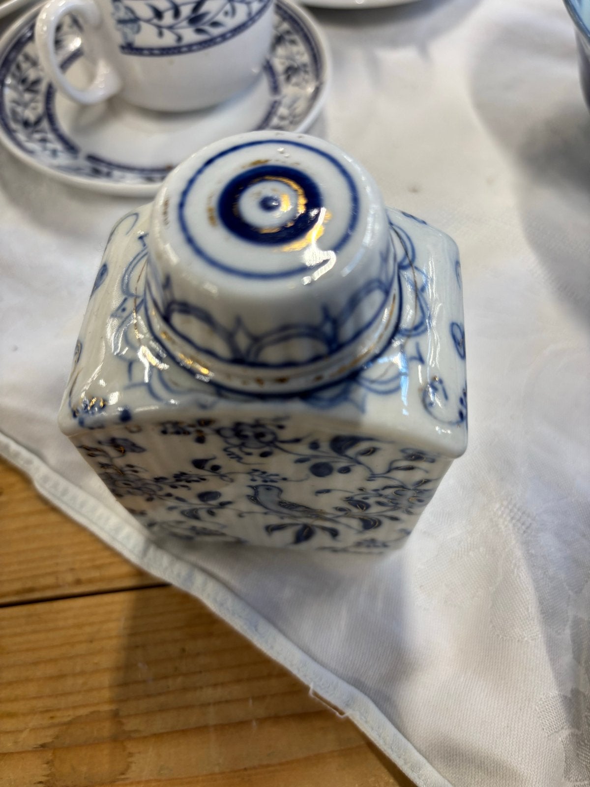 Antieke Chinese theebus met blauw-wit decor, Ophalen