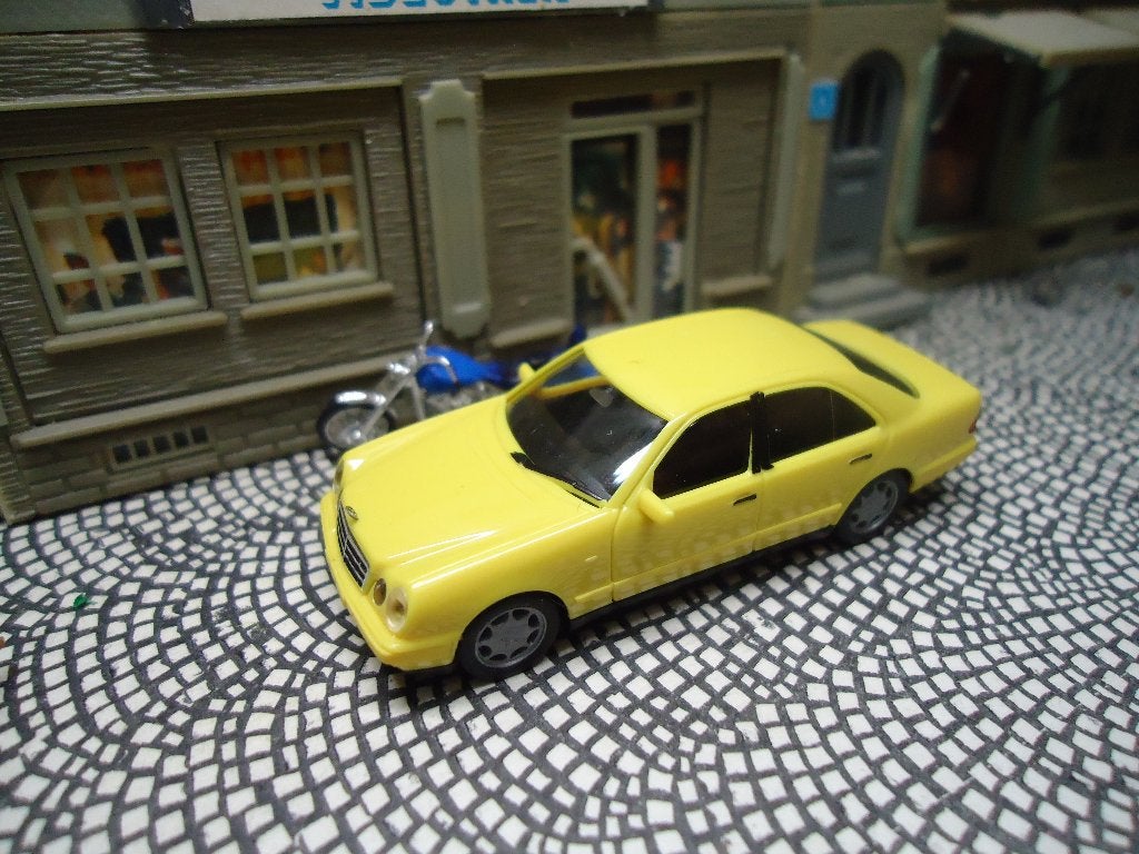 Mercedes Benz W210 E-320 Mercedes geel, Hobby en Vrije tijd, Ophalen of Verzenden, Nieuw, Auto, Herpa