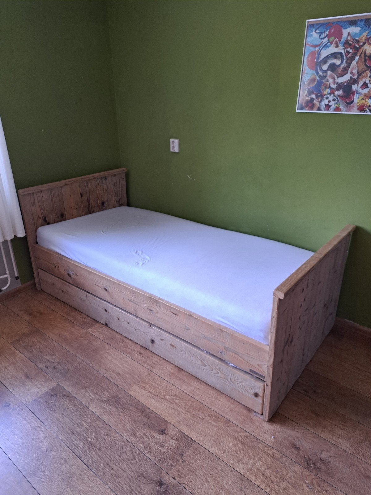 zeer net stijgerhouten bed met onder bed, Ophalen, 90 cm, Eenpersoons, Bruin