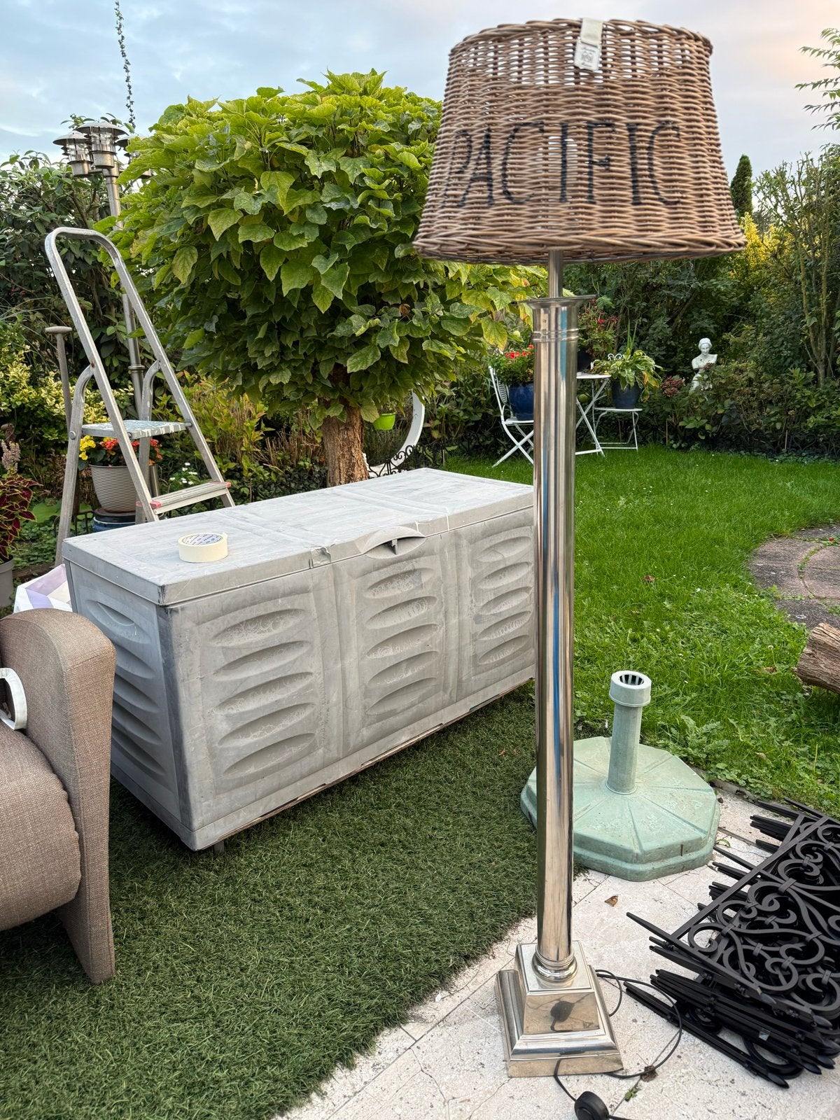Riviera Maison Vloerlamp met Rotan Kap - Zo goed als nieuw, Ophalen, E27 (groot), Zo goed als nieuw, Metaal
