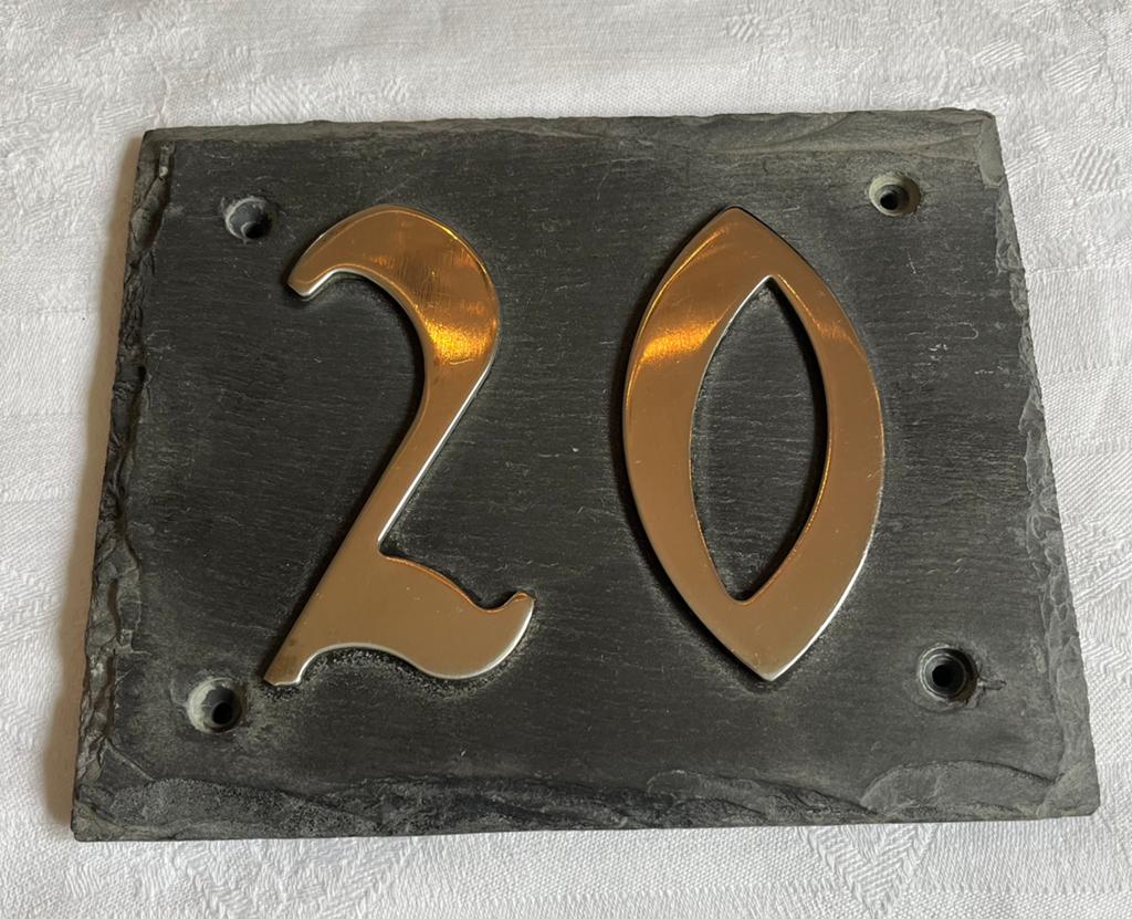 Huisnummer 20 leistenen bordje met RVS cijfers 15 x 18,5 cm, Ophalen of Verzenden, Zo goed als nieuw