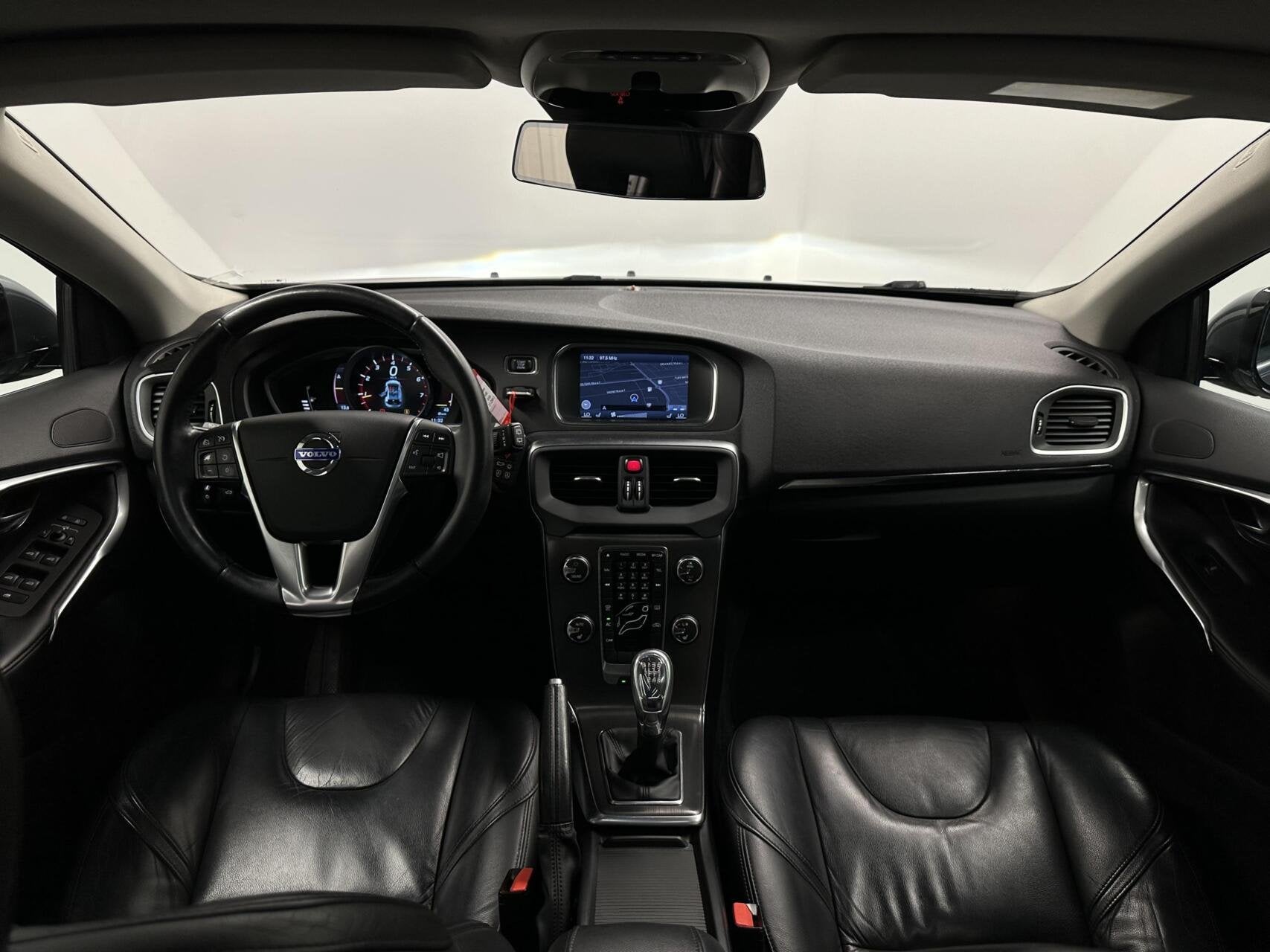 Volvo V40 1.6 T3 Summum PANO LEER CAMERA NAVIGATIE ECC CRUIS, Auto's, Voorwielaandrijving, Gebruikt, Zwart, 4 cilinders