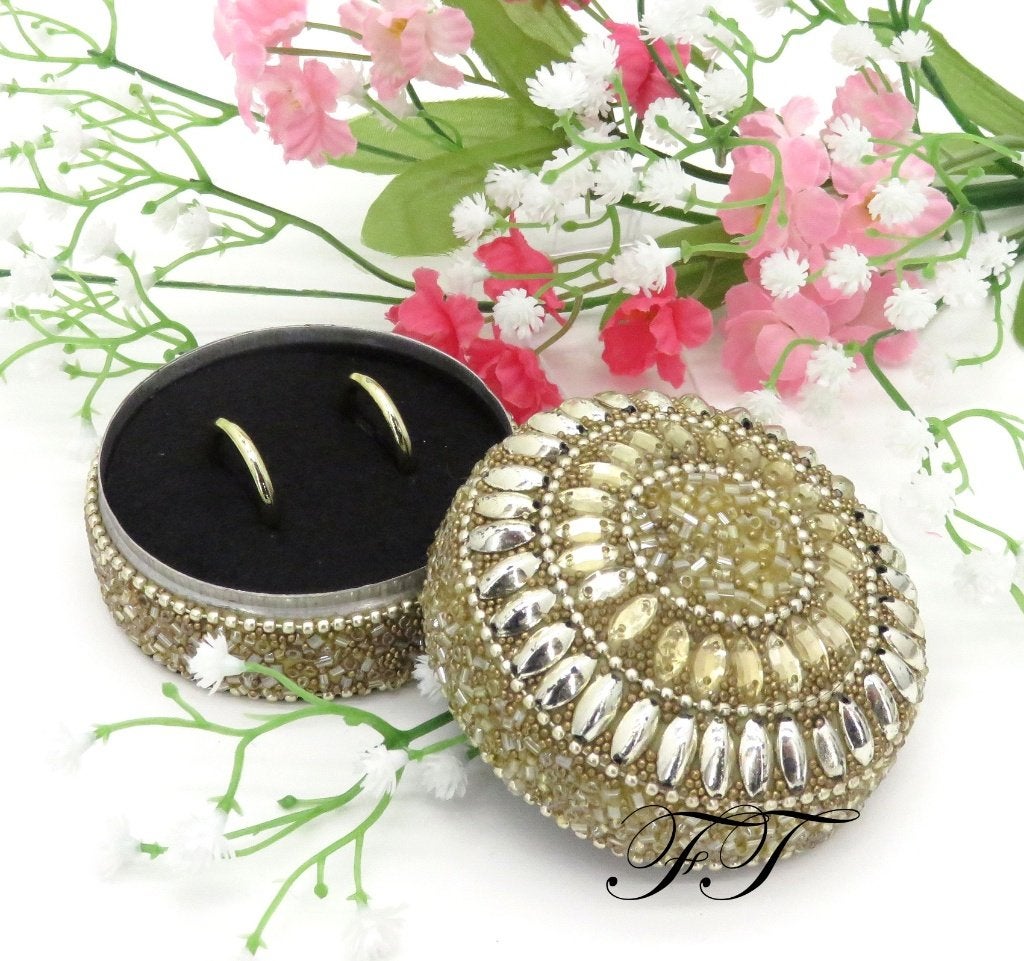 Super mooie ronde ringendoosje met gouden kralen., Ophalen of Verzenden, Nieuw, Feestartikel, Geboorte of Huwelijk
