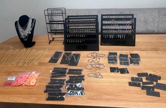 Diverse oorbellen, kettingen en armbandjes, Ophalen, Overige materialen, Nieuw, Knopjes of Stekers