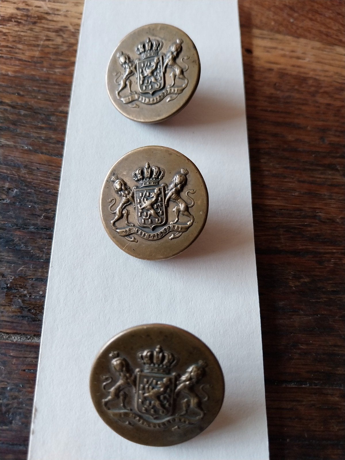 Set van 3 antieke Nederlandse knopen met wapen voor 1907, Verzamelen, Koninklijk Huis en Royalty, Ophalen of Verzenden