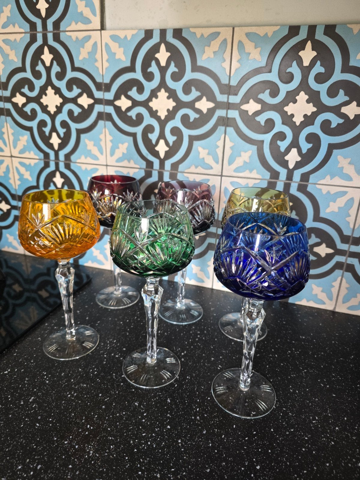 Set van 6 gekleurde kristallen wijnglazen, Antiek en Kunst, Ophalen of Verzenden