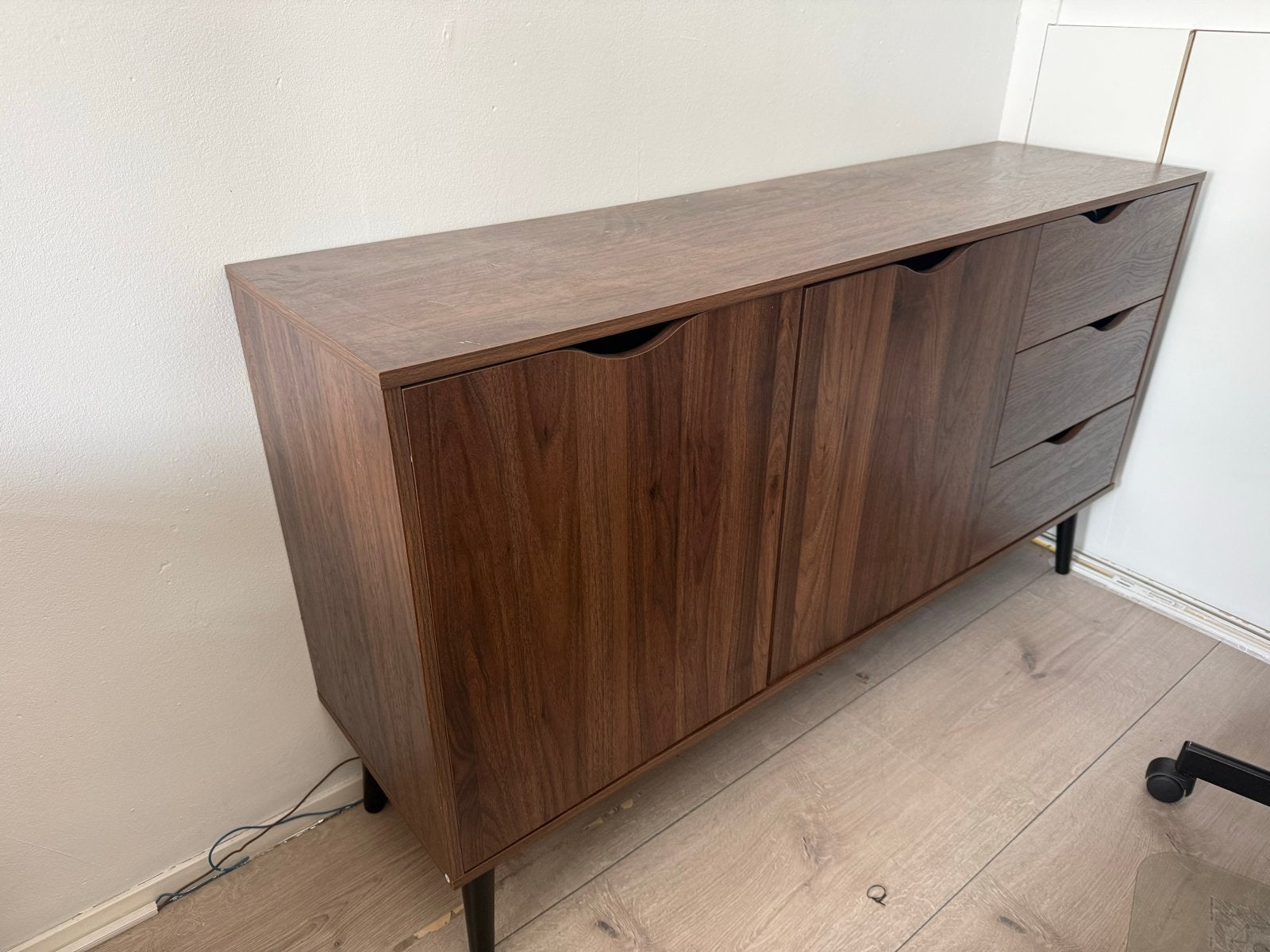Walnoot dressoir “Gjora” met lades en kasten, Huis en Inrichting, Kasten | Dressoirs, Ophalen, Gebruikt, 100 tot 150 cm, Met lade(s)
