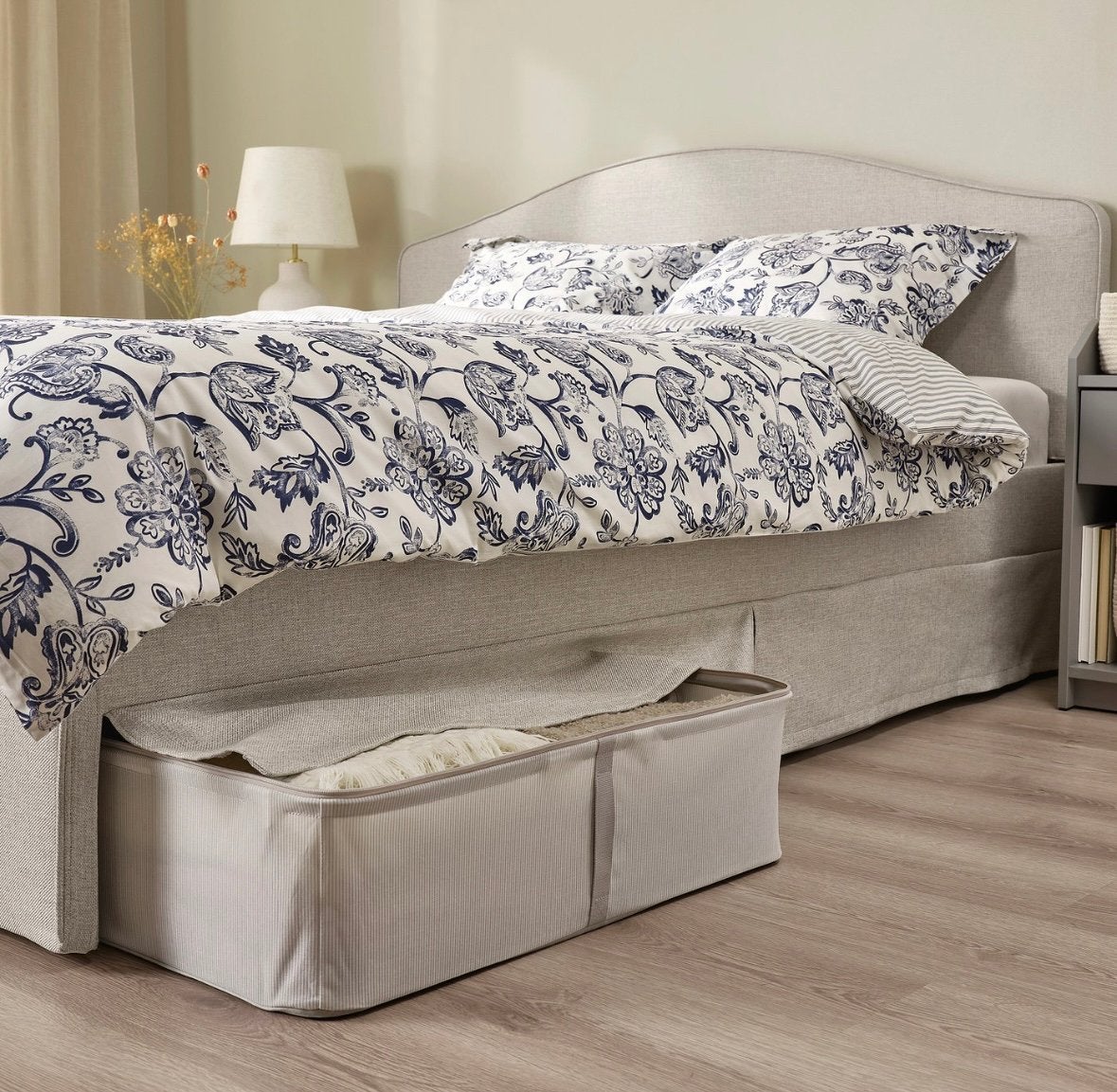 IKEA upholstered bed, Huis en Inrichting, Slaapkamer | Boxsprings, Zo goed als nieuw, 180 cm, Tweepersoons, Ophalen