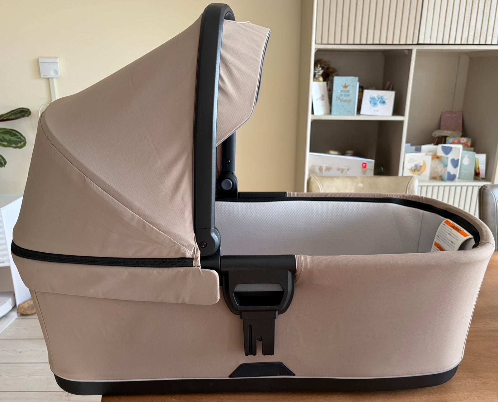 Reiswieg Thule bassinet tinted taupe te koop! Glide 3, Kinderen en Baby's, Kinderwagens en Combinaties, Ophalen, Zo goed als nieuw