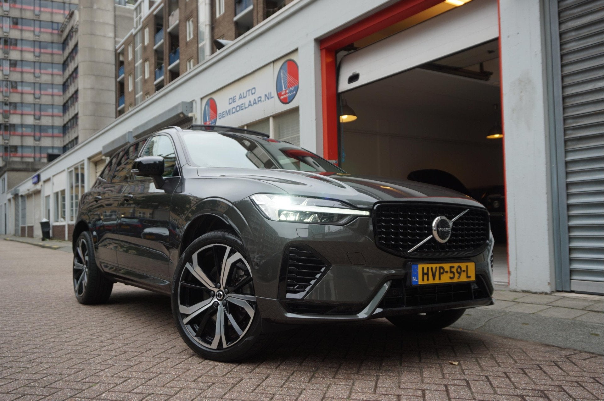 Volvo XC60 2.0 T6 Plug-in hybrid AWD Ultra Black Edition R-D, Auto's, Automaat, Dealer onderhouden, Adaptive Cruise Control, Gebruikt