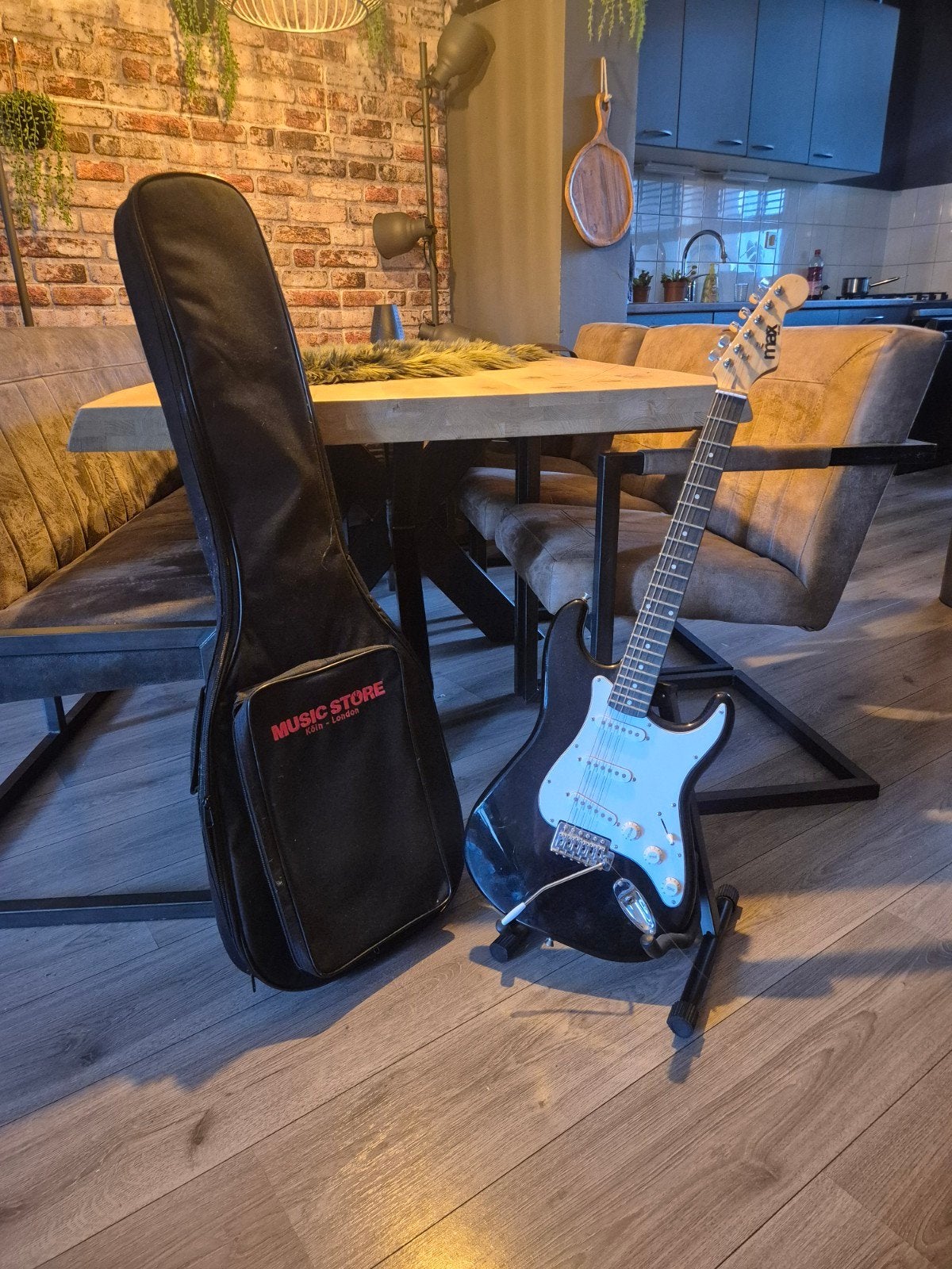 electrisch gitaar met standaard en draagbare hoes, Ophalen, Solid body, Overige merken