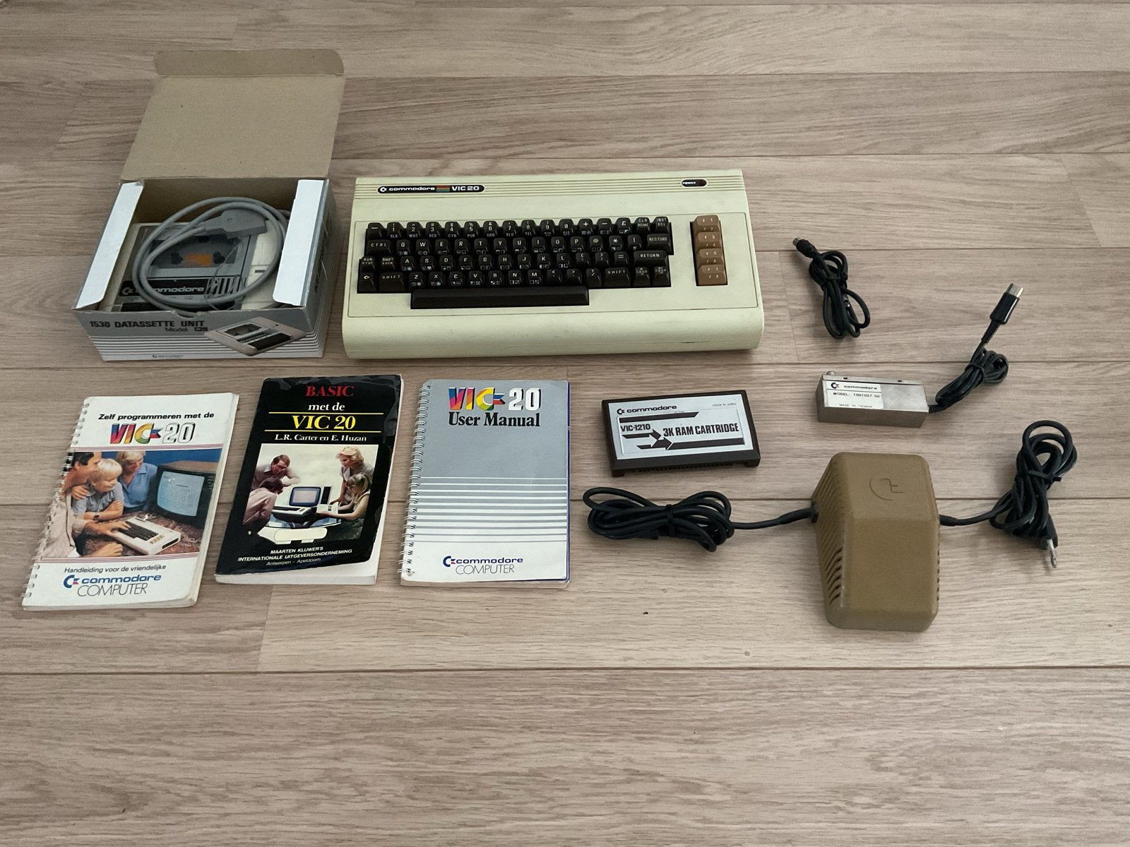 Commodore VIC-20 met accessoires en handleidingen, Computers en Software, Ophalen of Verzenden