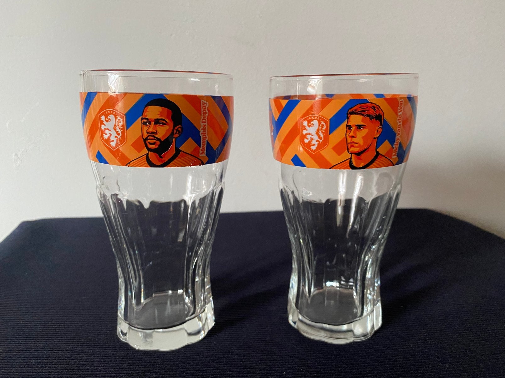 2x Glas van Coca-cola met oranje voetbalrand met. H. 14 cm., Verzamelen, Glas en Borrelglaasjes, Ophalen of Verzenden, Zo goed als nieuw