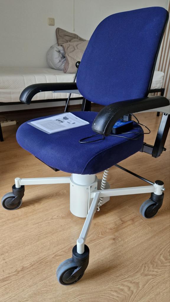 SOWECARE eTriple Basic Electrische trippelstoel Blauw, Huis en Inrichting, Bureaustoelen, Ophalen, Gebruikt, Blauw, Bureaustoel