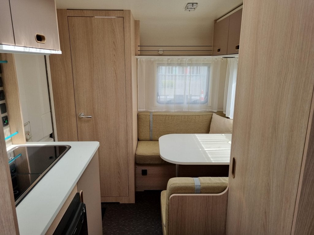 Adria Aviva 390 PS Lichtgewicht!, Schokbreker, Bedrijf, Treinzit, Adria