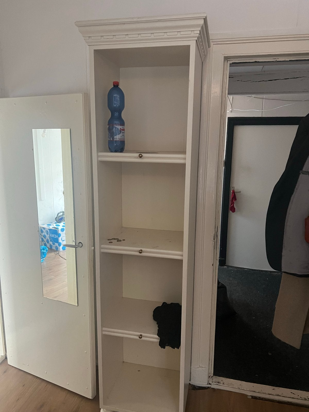 Witte boekenkast met klassieke details, Huis en Inrichting, Met plank(en), Minder dan 50 cm, Gebruikt, 200 cm of meer