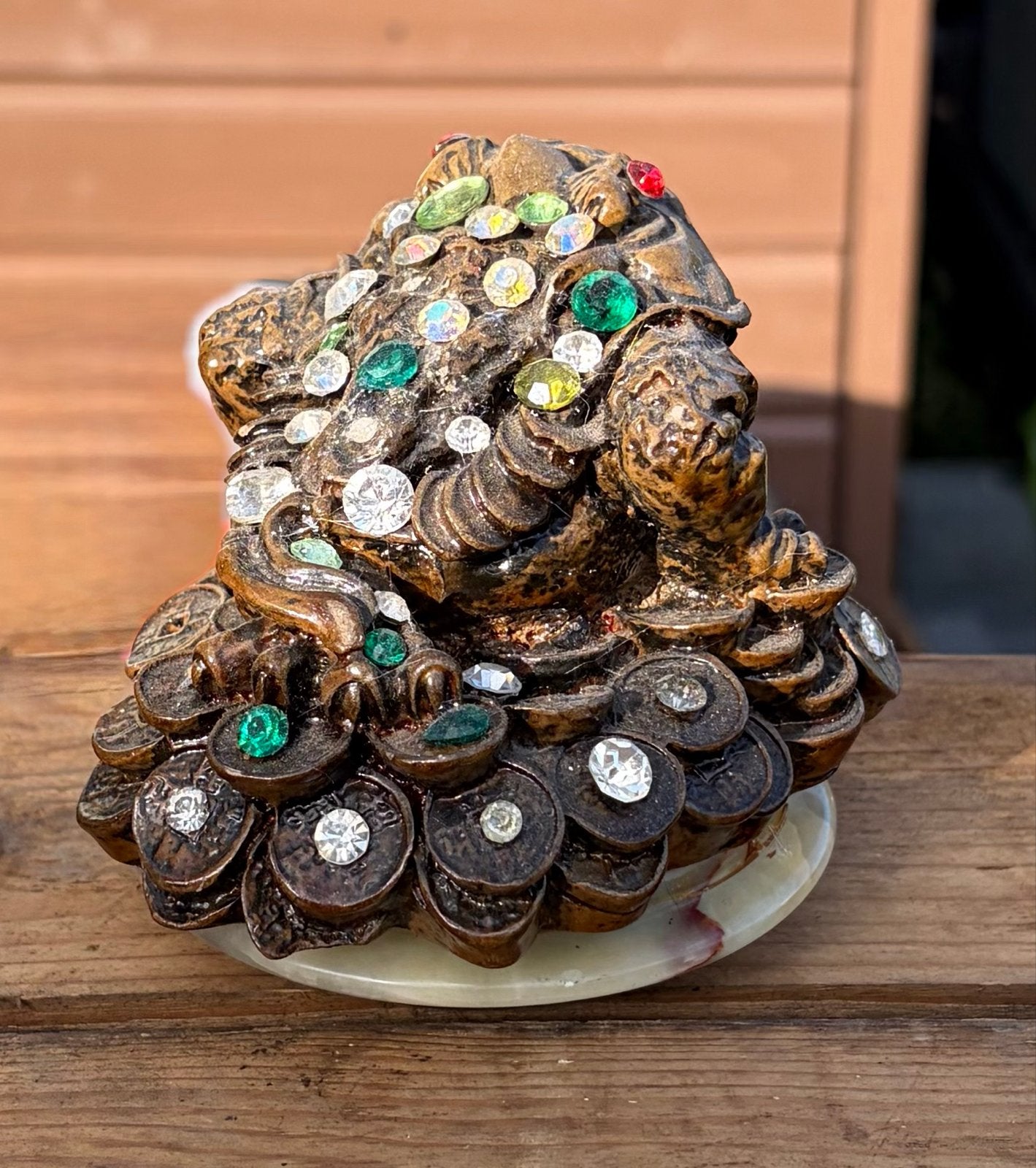 Gelukskikker op munten met edelstenen - Feng Shui decoratie, Ophalen, Zo goed als nieuw, Dier