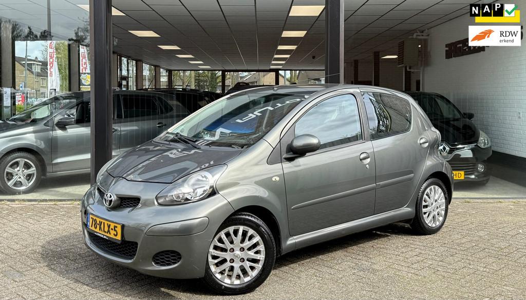 Toyota Aygo 1.0-12V Aspiration Green AUTOMAAT | ALCANTARA |, Auto's, Gebruikt, Zwart, 4 stoelen, Origineel Nederlands