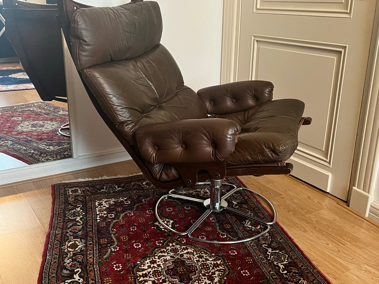Oude bruine lederen zetel, Huis en Inrichting, Gebruikt, Ophalen of Verzenden, 75 tot 100 cm, Retro