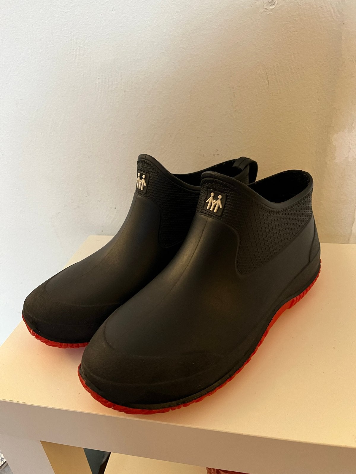 Zwarte regenlaarzen met rode zool  25,5cm, Ophalen, Zo goed als nieuw, Zwart, Regenlaarzen