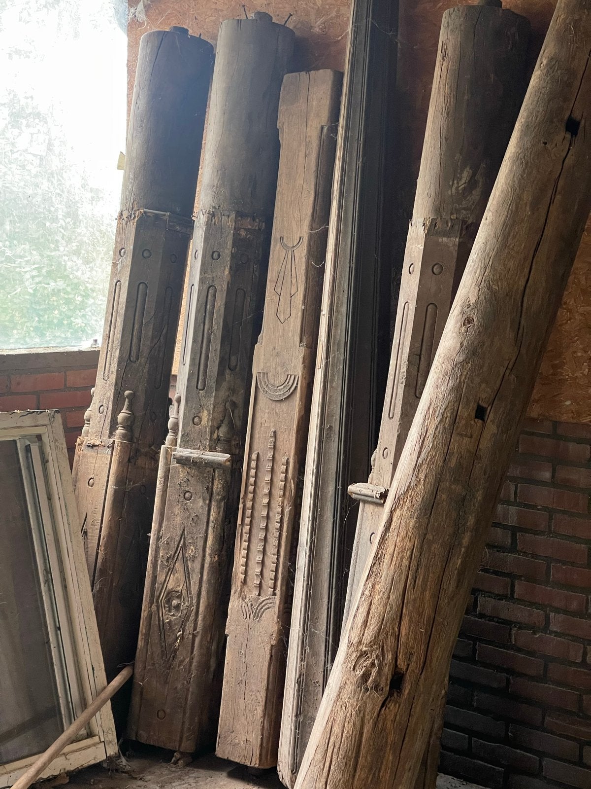 Antieke pilaren uit India, Ophalen