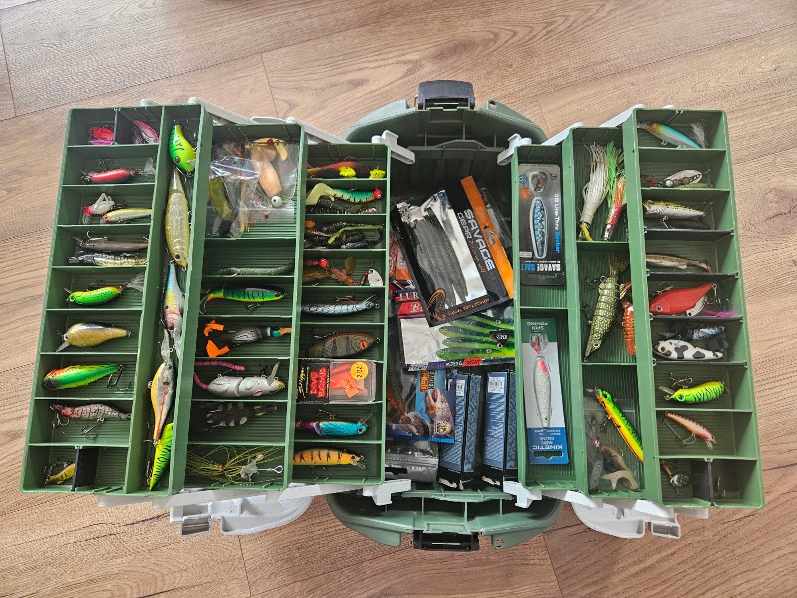 Viskoffer Groot met inhoud veel kunstaas, Ophalen of Verzenden, Zo goed als nieuw, Overige typen