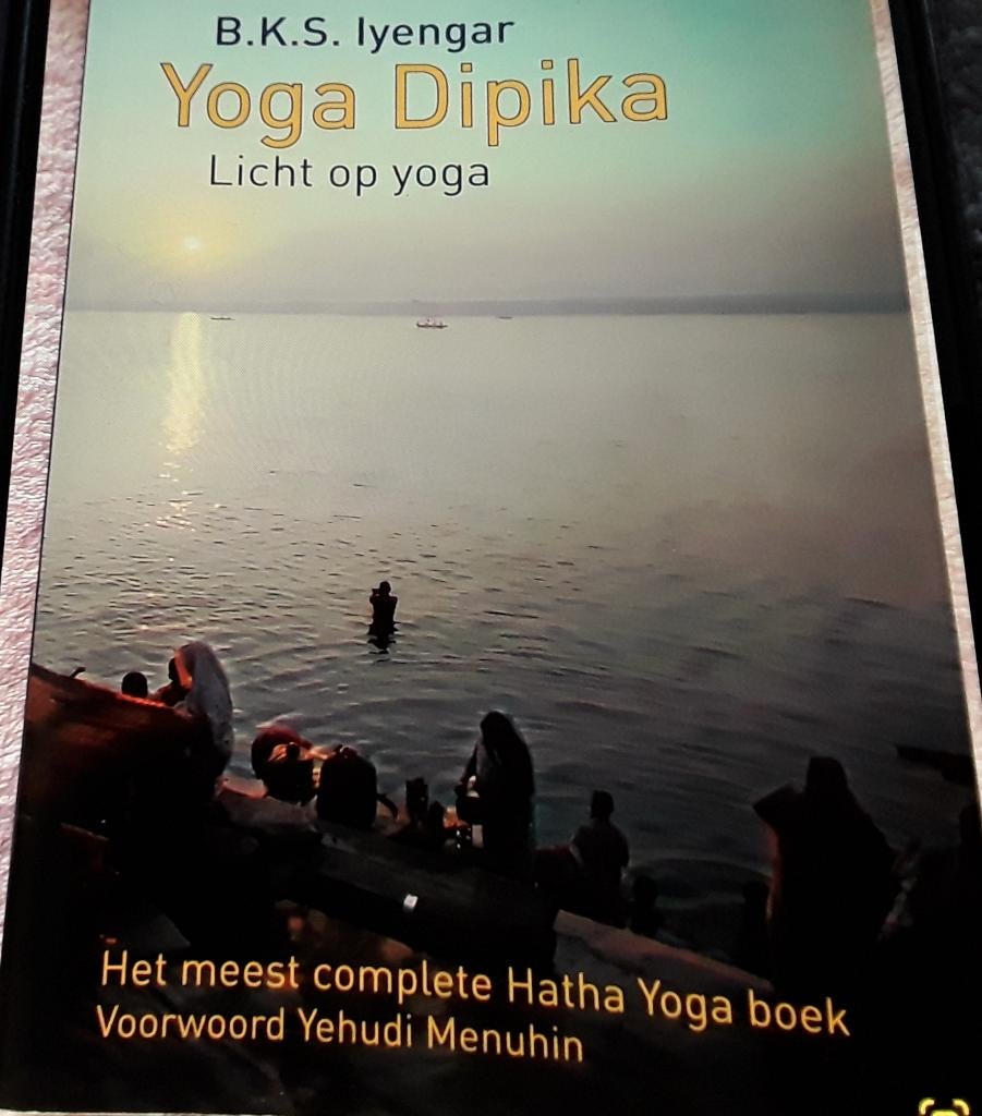 Te koop boek van yoga dipika ( licht op yoga ), Boeken, Ophalen, Zo goed als nieuw, Meditatie of Yoga, Instructieboek