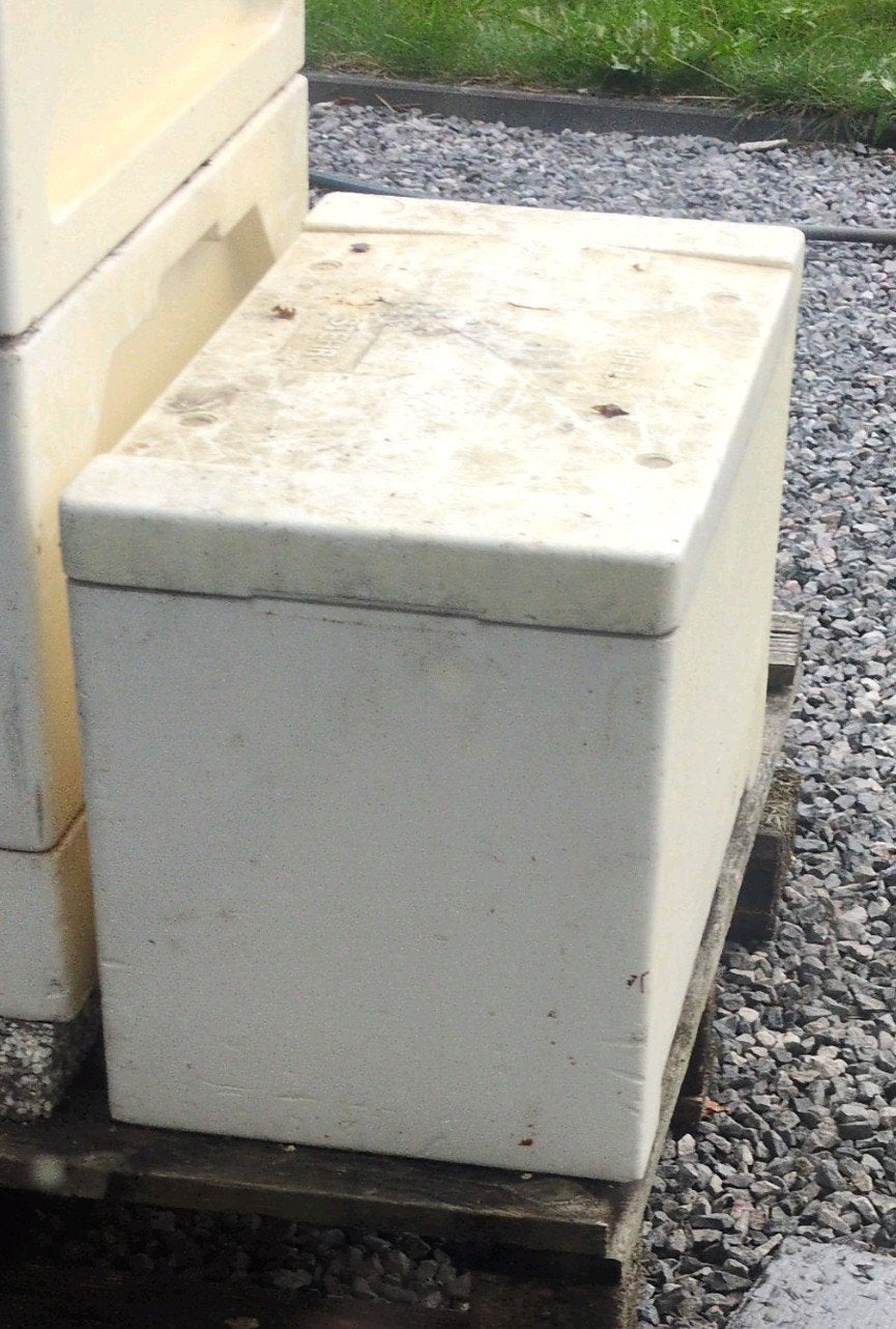 Gezocht: 6 raams styrofoam kast of kleiner rond Meerstad, Dieren en Toebehoren, Bijen