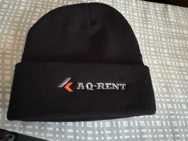 Zwarte muts met AQ-RENT logo, Kleding | Heren, Mutsen, Sjaals en Handschoenen, AQ-RENT, Nieuw, Overige maten, Ophalen of Verzenden