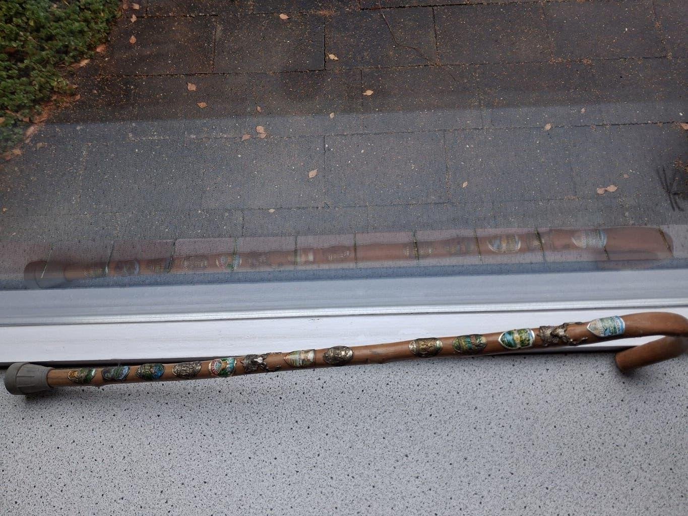 Vintage wandelstok met 13 souvenirschildjes  Duits, Diversen, Ophalen of Verzenden, Gebruikt