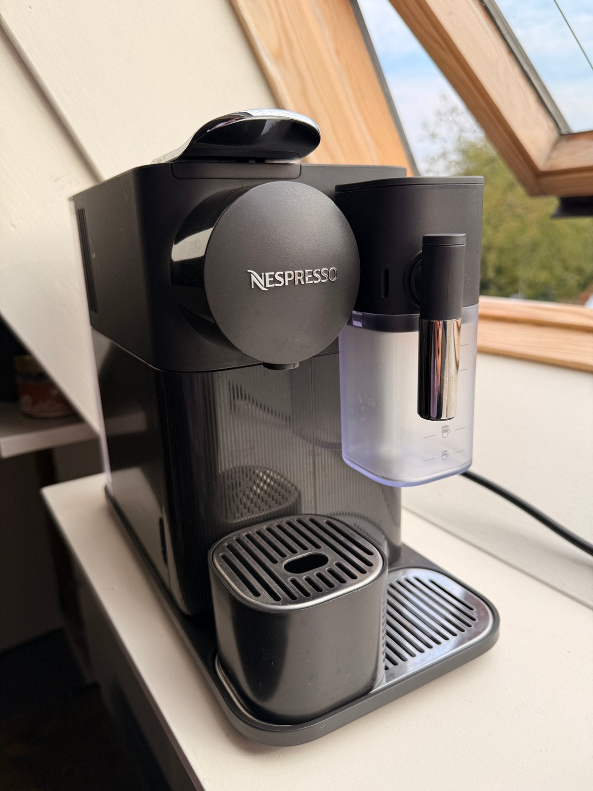 De'Longhi Nespresso Lattissima One Black, Ophalen, Gebruikt, Koffiepads en cups